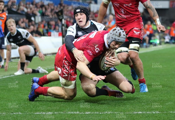 180519 - Ospreys v Scarlets, Guinness PRO14 European Play Off - Jonathan Davies of Scarlets powers over to score try as Sam Davies of Ospreys tackles