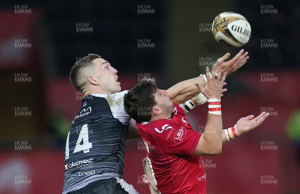 180519 - Ospreys v Scarlets, Guinness PRO14 European Play Off - George North of Ospreys and Dan Jones of Scarlets compete for the ball