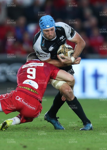 180519 - Ospreys v Scarlets, Guinness PRO14 European Play Off - Justin Tipuric of Ospreys is tackled by Gareth Davies of Scarlets
