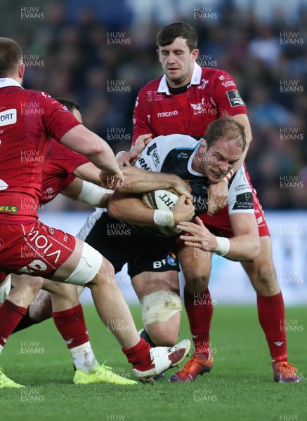 180519 - Ospreys v Scarlets, Guinness PRO14 European Play Off - Alun Wyn Jones of Ospreys is tackled by the Scarlets defence