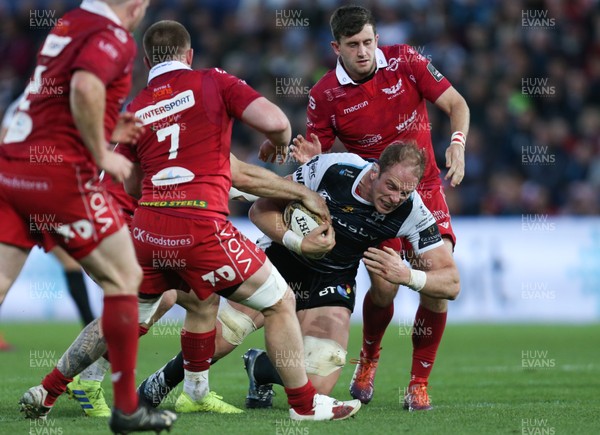 180519 - Ospreys v Scarlets, Guinness PRO14 European Play Off - Alun Wyn Jones of Ospreys is tackled by the Scarlets defence