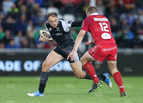 180519 - Ospreys v Scarlets, Guinness PRO14 European Play Off - Cory Allen of Ospreys looks to hold off Hadleigh Parkes of Scarlets