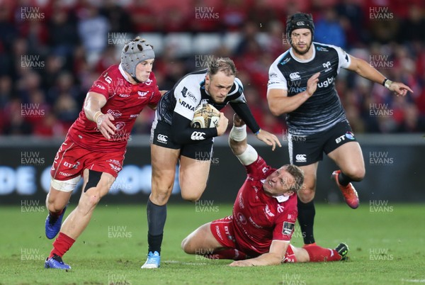 180519 - Ospreys v Scarlets, Guinness PRO14 European Play Off - Cory Allen of Ospreys is held by Hadleigh Parkes of Scarlets and Jonathan Davies of Scarlets