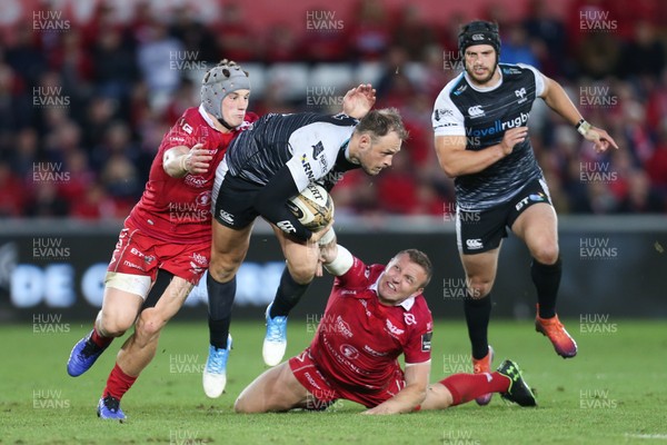 180519 - Ospreys v Scarlets, Guinness PRO14 European Play Off - Cory Allen of Ospreys is held by Hadleigh Parkes of Scarlets and Jonathan Davies of Scarlets