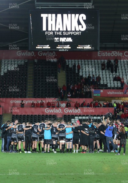 180519 - Ospreys v Scarlets, Guinness PRO14 European Play Off - The Ospreys huddle together at the end of the match