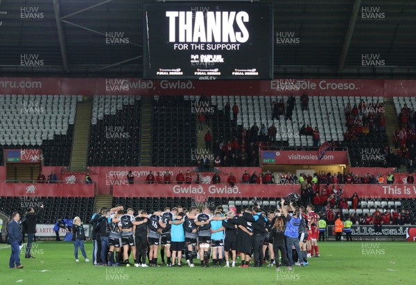 180519 - Ospreys v Scarlets, Guinness PRO14 European Play Off - The Ospreys huddle together at the end of the match