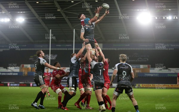 221218 - Ospreys v Scarlets - Guinness PRO14 - The final line out with seconds left on the clock
