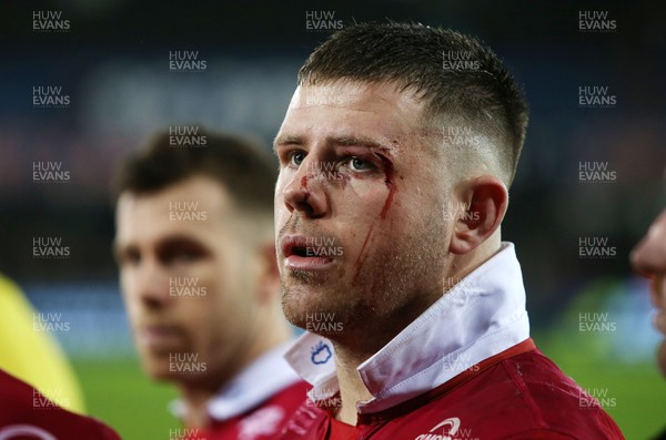 221218 - Ospreys v Scarlets - Guinness PRO14 - Rob Evans of Scarlets with a cut face at full time