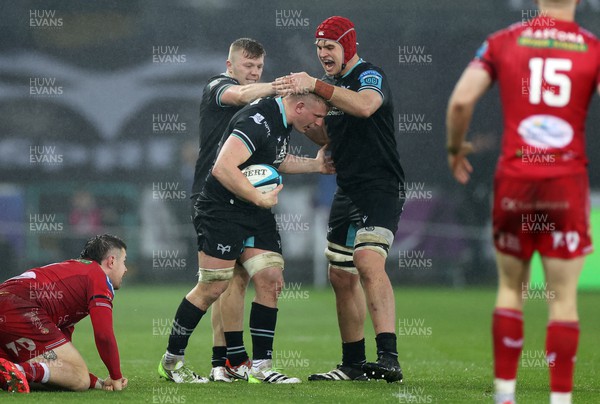 261123 - Ospreys v Scarlets - United Rugby Championship - Jac Morgan of Ospreys is congratulated after winning a penalty