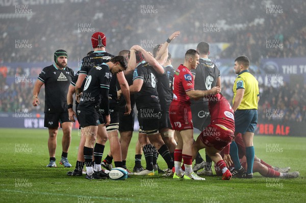 261123 - Ospreys v Scarlets - United Rugby Championship - Morgan Morris of Ospreys gets over the line to score a try