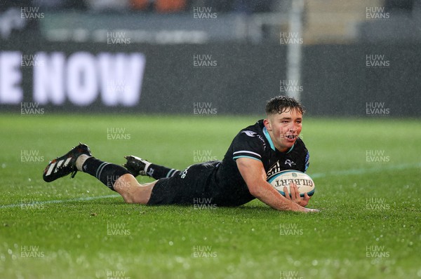 261123 - Ospreys v Scarlets - United Rugby Championship - Dan Edwards of Ospreys runs in to score a try