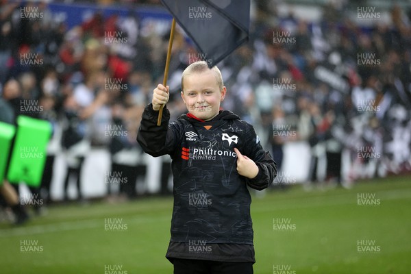 261123 - Ospreys v Scarlets - United Rugby Championship - Guard of Honour