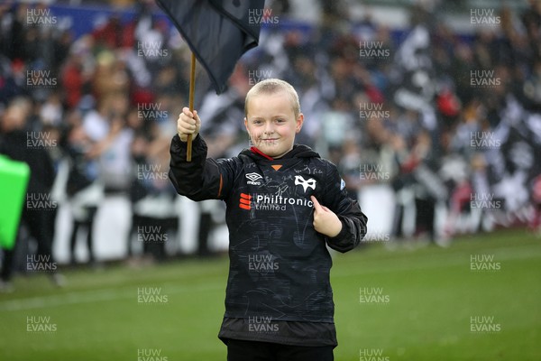 261123 - Ospreys v Scarlets - United Rugby Championship - Guard of Honour