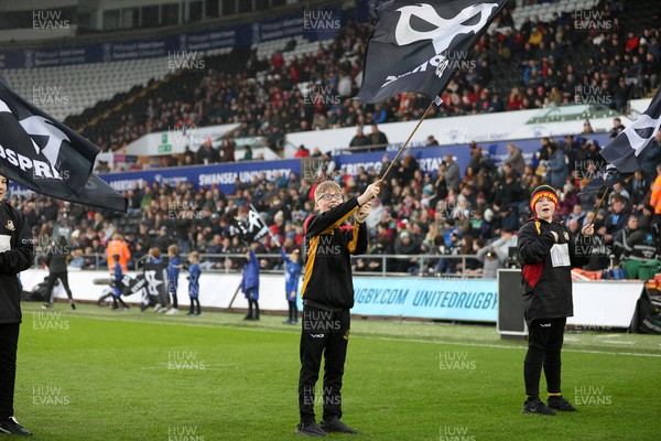 261123 - Ospreys v Scarlets - United Rugby Championship - Guard of Honour