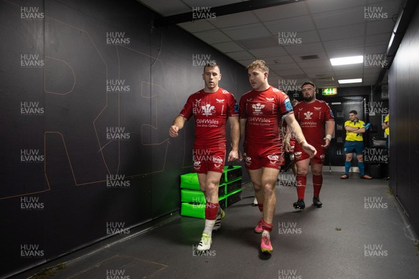 261123 - Ospreys v Scarlets - United Rugby Championship - Gareth Davies and Ioan Lloyd of Scarlets 