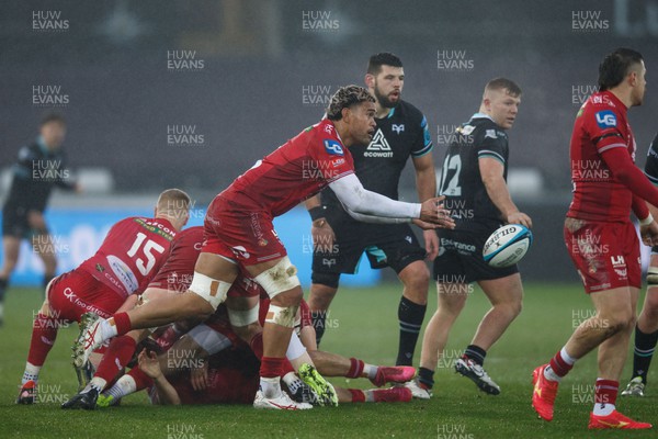 261123 - Ospreys v Scarlets - United Rugby Championship - Vaea Fifita of Scarlets passes the ball