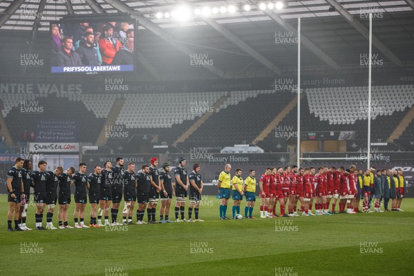 261123 - Ospreys v Scarlets - United Rugby Championship - The teams observe a moment of silence for Sam Wainwright's father