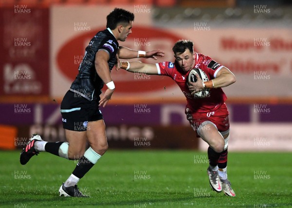 261220 - Ospreys v Scarlets - Guinness PRO14 - Tom Rogers of Scarlets is tackled by Tiaan Thomas-Wheeler of Ospreys