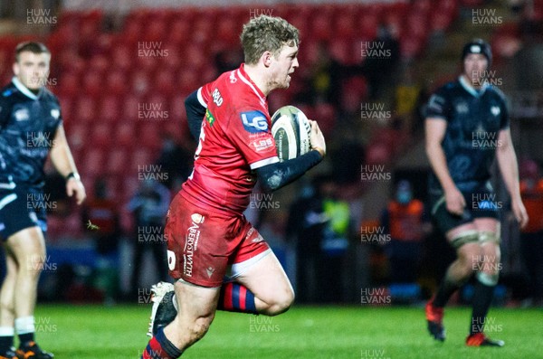 261220 - Ospreys v Scarlets - Guinness PRO14 - Angus O'Brien of Scarlets on his way to scoring a try