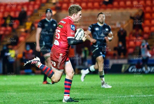 261220 - Ospreys v Scarlets - Guinness PRO14 - Angus O'Brien of Scarlets on his way to scoring a try