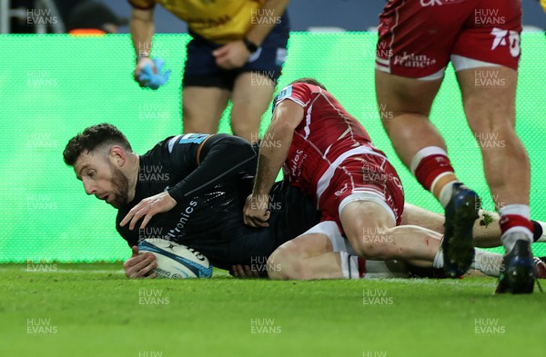 261222 - Ospreys v Scarlets - United Rugby Championship - Alex Cuthbert of Ospreys scores a try