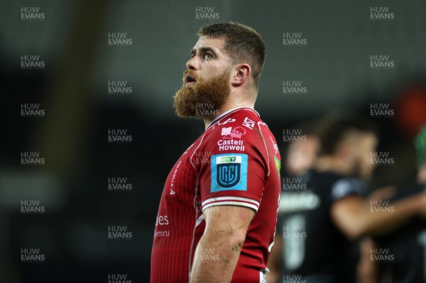 261222 - Ospreys v Scarlets - United Rugby Championship - Kemsley Mathias of Scarlets 