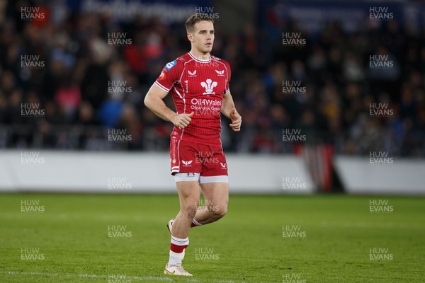 261222 - Ospreys v Scarlets - United Rugby Championship - Kieran Hardy of Scarlets