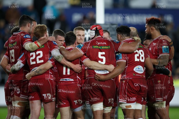 261222 - Ospreys v Scarlets - United Rugby Championship - Scarlets team go in to a huddle