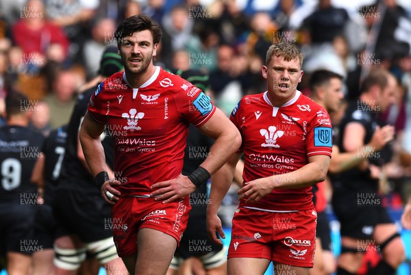 300422 - Ospreys v Scarlets - United Rugby Championship - Johnny Williams and Sam Costelow of Scarlets look dejected