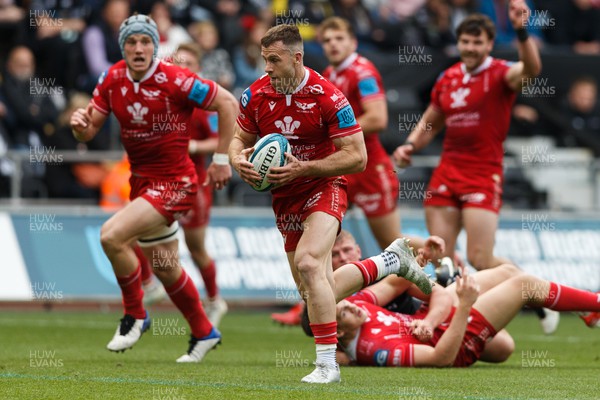 300422 - Ospreys v Scarlets - United Rugby Championship - Gareth Davies of Scarlets on the way to scoring a try