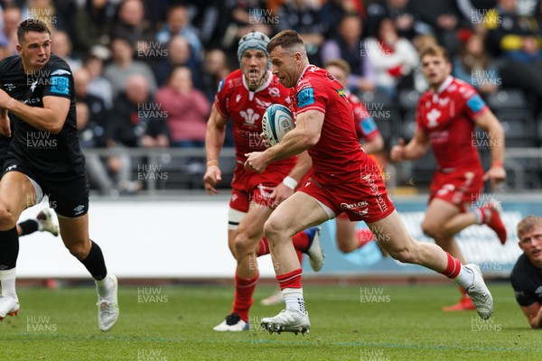 300422 - Ospreys v Scarlets - United Rugby Championship - Gareth Davies of Scarlets on the way to scoring a try