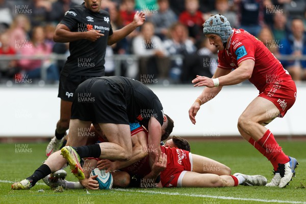 300422 - Ospreys v Scarlets - United Rugby Championship - Gareth Davies of Scarlets scores a try