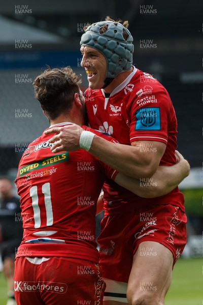 300422 - Ospreys v Scarlets - United Rugby Championship - Ryan Conbeer of Scarlets celebrates with Jonathan Davies after scoring a try