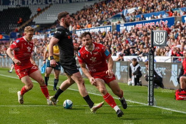 300422 - Ospreys v Scarlets - United Rugby Championship - Ryan Conbeer of Scarlets scores a try