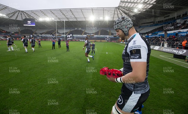 091119 - Ospreys v Southern Kings, Guinness PRO14 - Dan Lydiate of Ospreys carries a Remembrance Day wreath onto the field