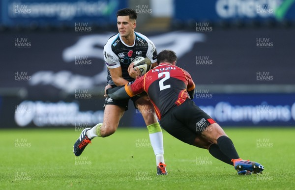 091119 - Ospreys v Southern Kings, Guinness PRO14 - Tiaan Thomas-Wheeler of Ospreys takes on Jacques du Toit of Southern Kings