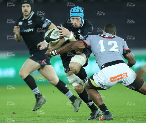 160218 - Ospreys v Southern Kings, Guinness PRO14 - Justin Tipuric of Ospreys is tackled by Luzuko Vulindlu of Southern Kings