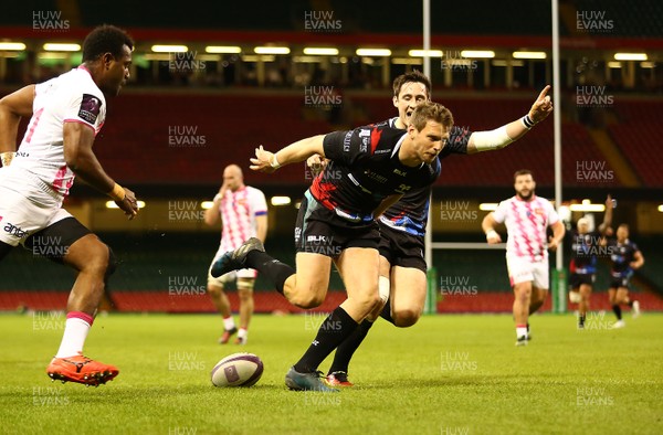 020417 - Ospreys v Stade Francais - European Rugby Challenge Cup - Dan Biggar of Ospreys touches sown but the try is disallowed