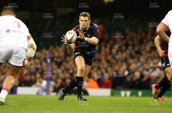 020417 - Ospreys v Stade Francais - European Rugby Challenge Cup - Dan Biggar of Ospreys takes an attacking ball