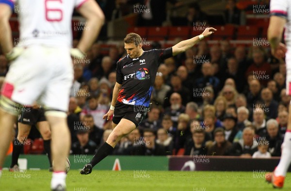 020417 - Ospreys v Stade Francais - European Rugby Challenge Cup - Dan Biggar of Ospreys kicks a goal