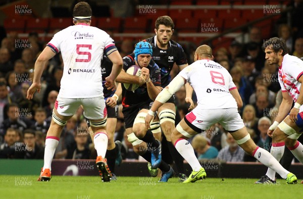 020417 - Ospreys v Stade Francais - European Rugby Challenge Cup - Justin Tipuric of Ospreys  takes on Sergio Parisse of Stade Francais