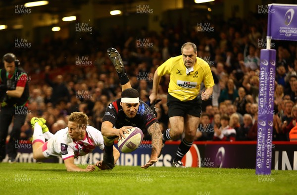 020417 - Ospreys v Stade Francais - European Rugby Challenge Cup - Josh Matavesi of Ospreys dives over to score a try