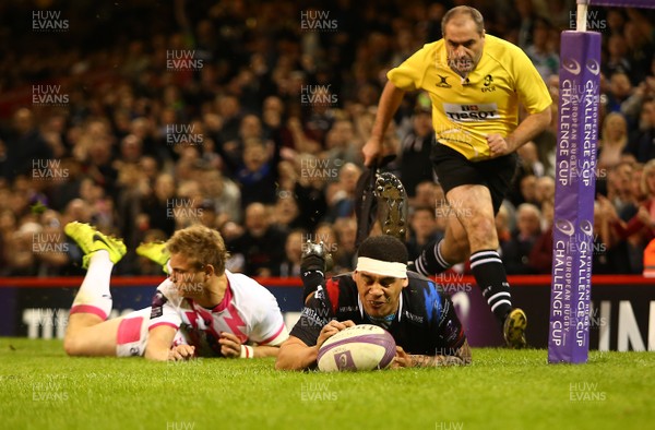 020417 - Ospreys v Stade Francais - European Rugby Challenge Cup - Josh Matavesi of Ospreys dives over to score a try