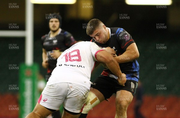 020417 - Ospreys v Stade Francais - European Rugby Challenge Cup - Nicky Smith of Ospreys is tackled by Paul Alo-Emile of Stade Francais