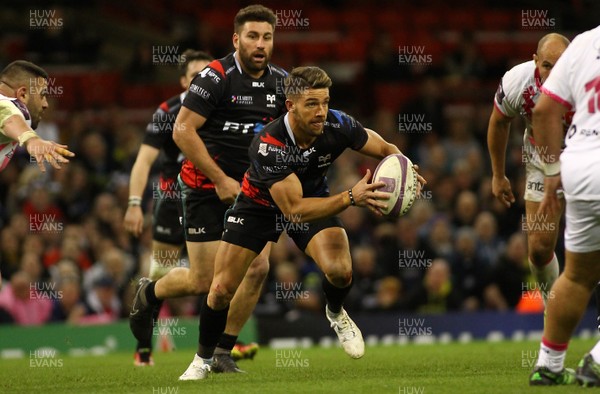 020417 - Ospreys v Stade Francais - European Rugby Challenge Cup - Rhys Webb of Ospreys attacks the fringes