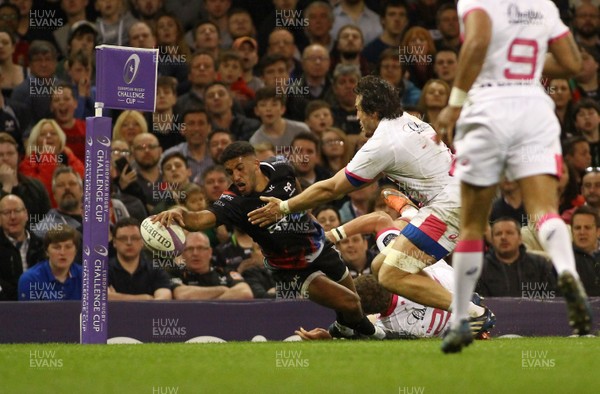 020417 - Ospreys v Stade Francais - European Rugby Challenge Cup - Keelan Giles of Ospreys is denied a try by a foot in touch