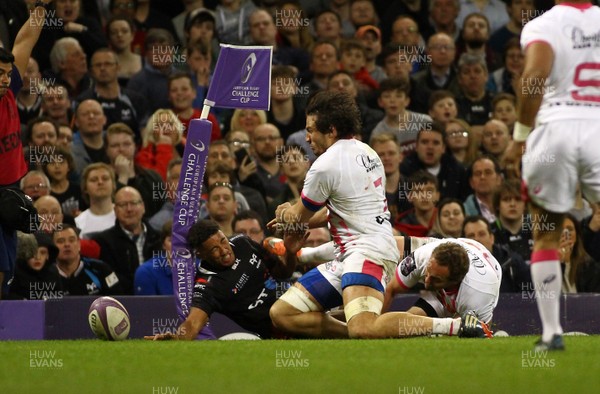 020417 - Ospreys v Stade Francais - European Rugby Challenge Cup - Keelan Giles of Ospreys is denied a try by a foot in touch