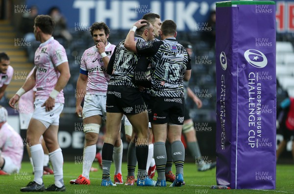 081218 - Ospreys v Stade Francais - European Challenge Cup - Cory Allen of Ospreys celebrates scoring a try with team mates