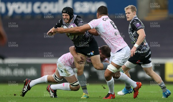 081218 - Ospreys v Stade Francais - European Challenge Cup - Dan Evans of Ospreys is tackled by Mathieu de Giovanni and Ryan Chapuis of Stade Francais