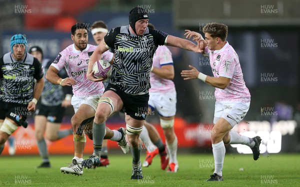 081218 - Ospreys v Stade Francais - European Challenge Cup - Adam Beard of Ospreys is challenged by Clement Daguin of Stade Francais